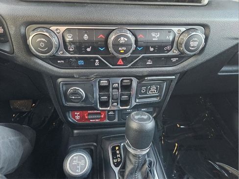 Used 2025 Jeep Wrangler Willys image 25