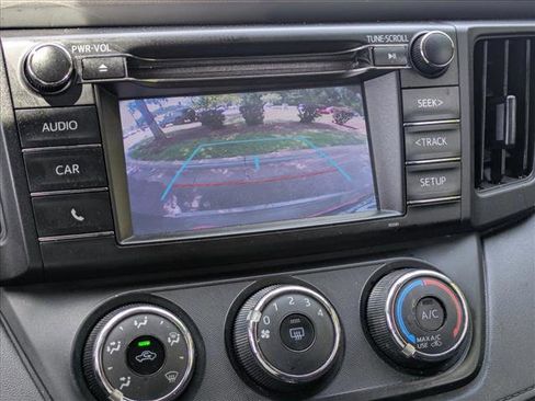 Used 2018 Toyota RAV4 LE FWD image 12