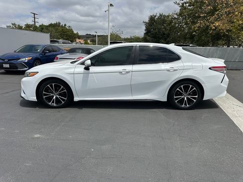 Used 2019 Toyota Camry SE w/ Blackout Package FWD image 2