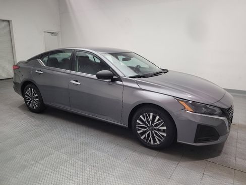 Used 2025 Nissan Altima 2.5 SV FWD image 11
