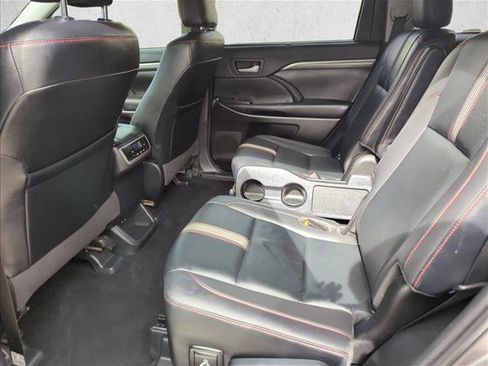 Certified 2019 Toyota Highlander SE FWD image 10