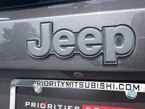 Used 2016 Jeep Renegade Trailhawk w/ Premium Trailhawk Package AWD/4WD image 32