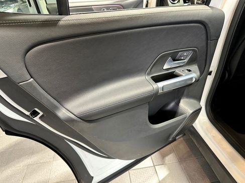 Used 2022 Mercedes-Benz GLB 250 4MATIC image 30