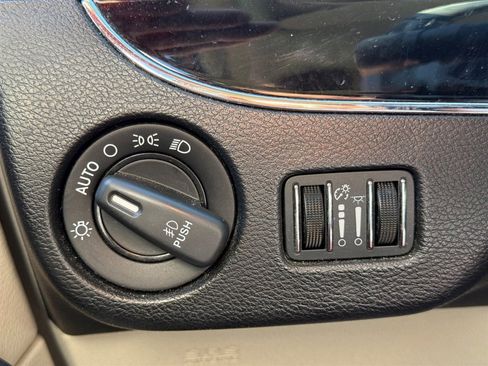 Used 2016 Chrysler Town & Country Limited image 19