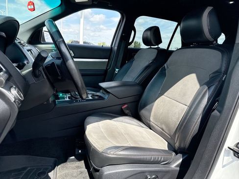 Used 2017 Ford Explorer XLT w/ Equipment Group 202A FWD image 11