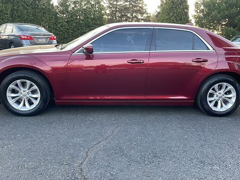 Used 2018 Chrysler 300 Touring image 7