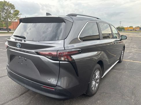 Used 2025 Toyota Sienna XLE AWD/4WD image 3
