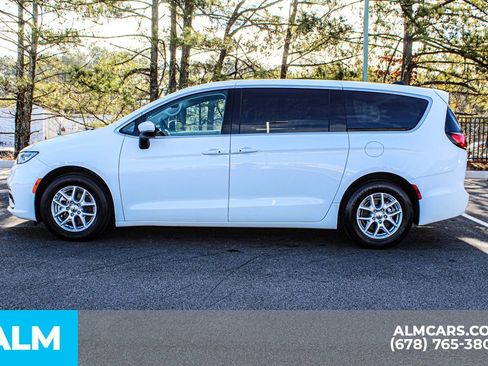 Used 2023 Chrysler Pacifica Touring-L image 7