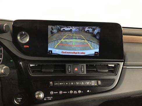 Used 2023 Lexus ES 300h w/ Premium Package image 17