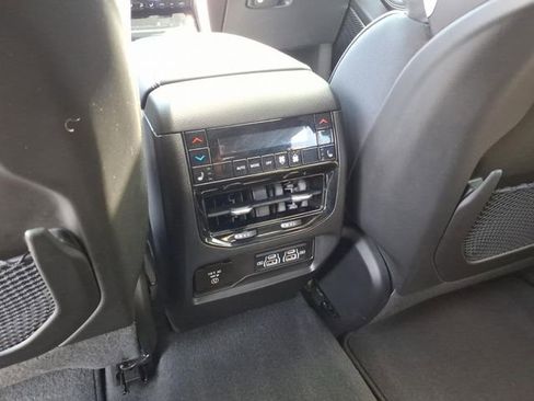 Used 2022 Jeep Grand Cherokee Overland w/ Luxury Tech Group IV RWD image 9