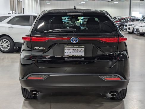 Used 2023 Toyota Venza LE image 4