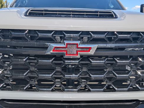 Used 2025 Chevrolet Silverado 2500 ZR2 w/ Technology Package AWD/4WD image 9