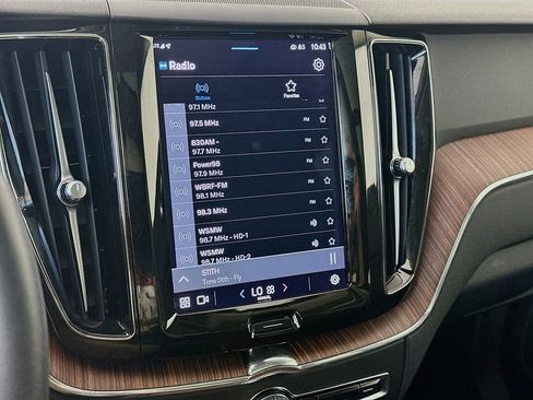 Used 2023 Volvo XC60 B5 Plus FWD image 17