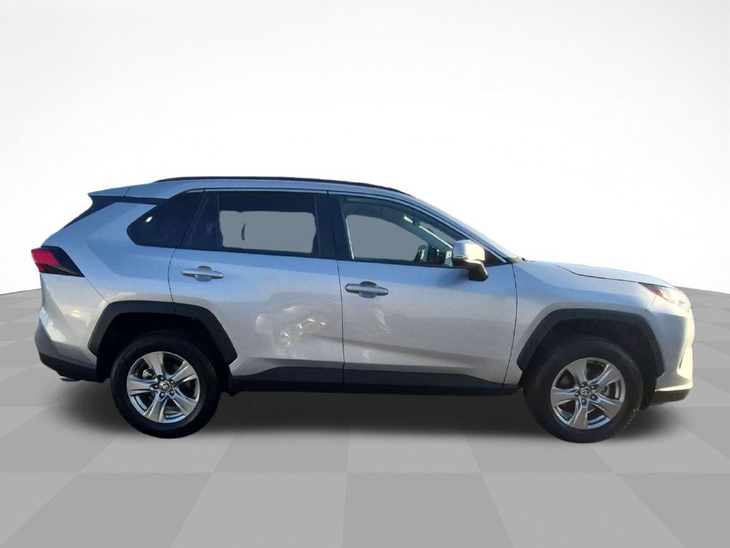 Used 2024 Toyota RAV4 XLE AWD/4WD image 4