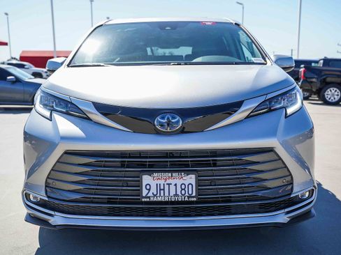 Certified 2023 Toyota Sienna Limited image 2