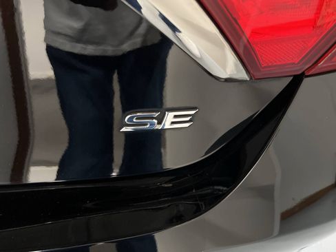 Used 2017 Toyota Camry SE FWD image 5