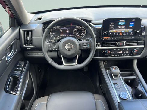 Used 2023 Nissan Pathfinder SL AWD/4WD image 15