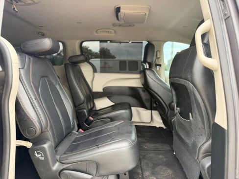 Used 2018 Chrysler Pacifica Touring-L FWD image 14