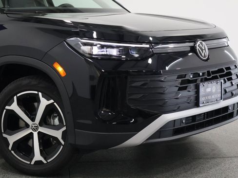 New 2025 Volkswagen Tiguan SE image 3