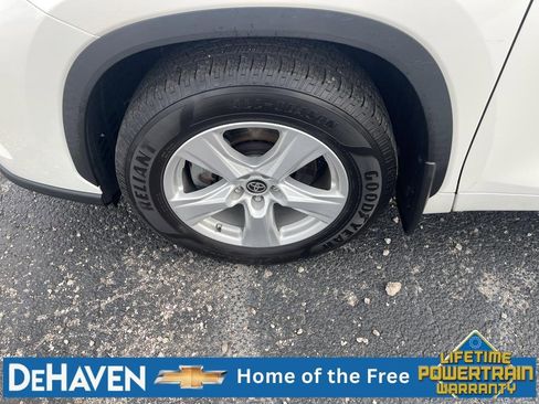 Used 2020 Toyota Highlander LE AWD/4WD image 10
