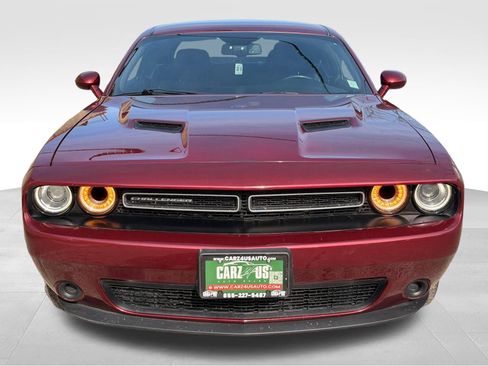 Used 2018 Dodge Challenger SXT RWD image 2