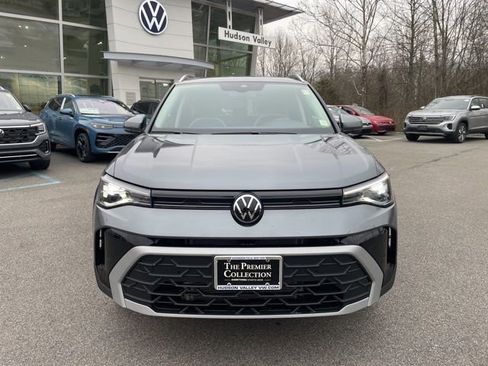 Certified 2025 Volkswagen Taos SE w/ Panoramic Sunroof Package image 6