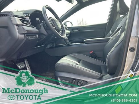 Used 2025 Toyota Camry SE image 3