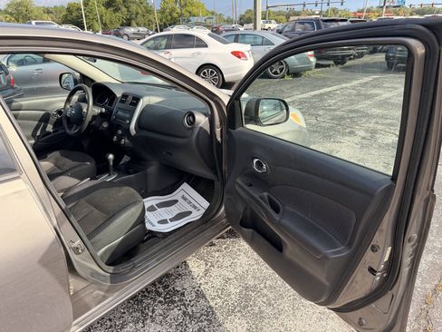 Used 2014 Nissan Versa SV w/ Convenience Package FWD image 11