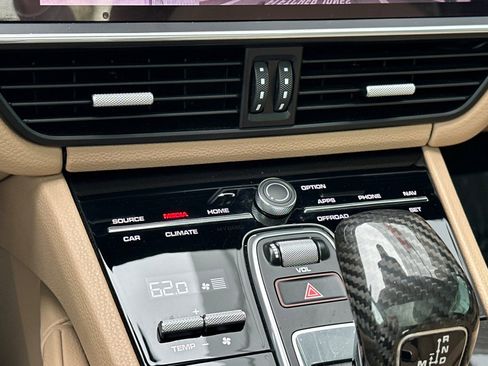 Certified 2022 Porsche Cayenne Platinum Edition image 21