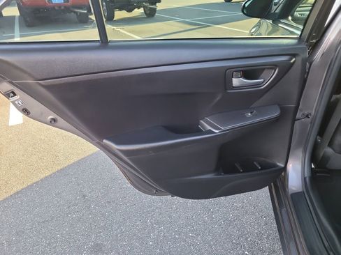 Used 2017 Toyota Camry SE image 9