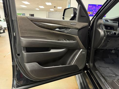 Used 2018 Cadillac Escalade Platinum RWD image 29