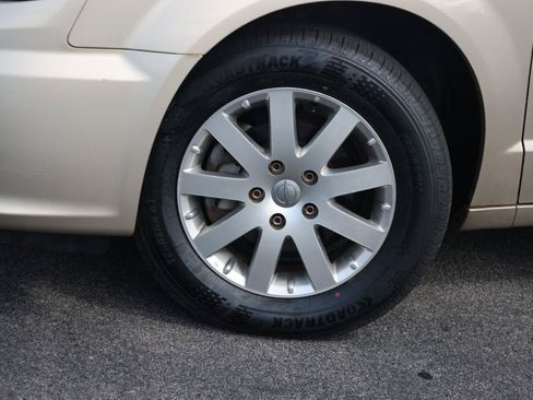 Used 2014 Chrysler Town & Country Touring FWD image 25