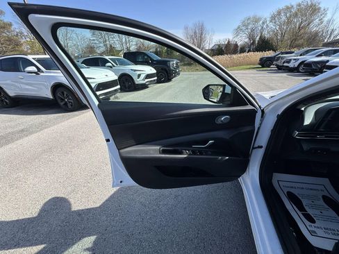Used 2022 Hyundai Elantra SEL FWD image 22