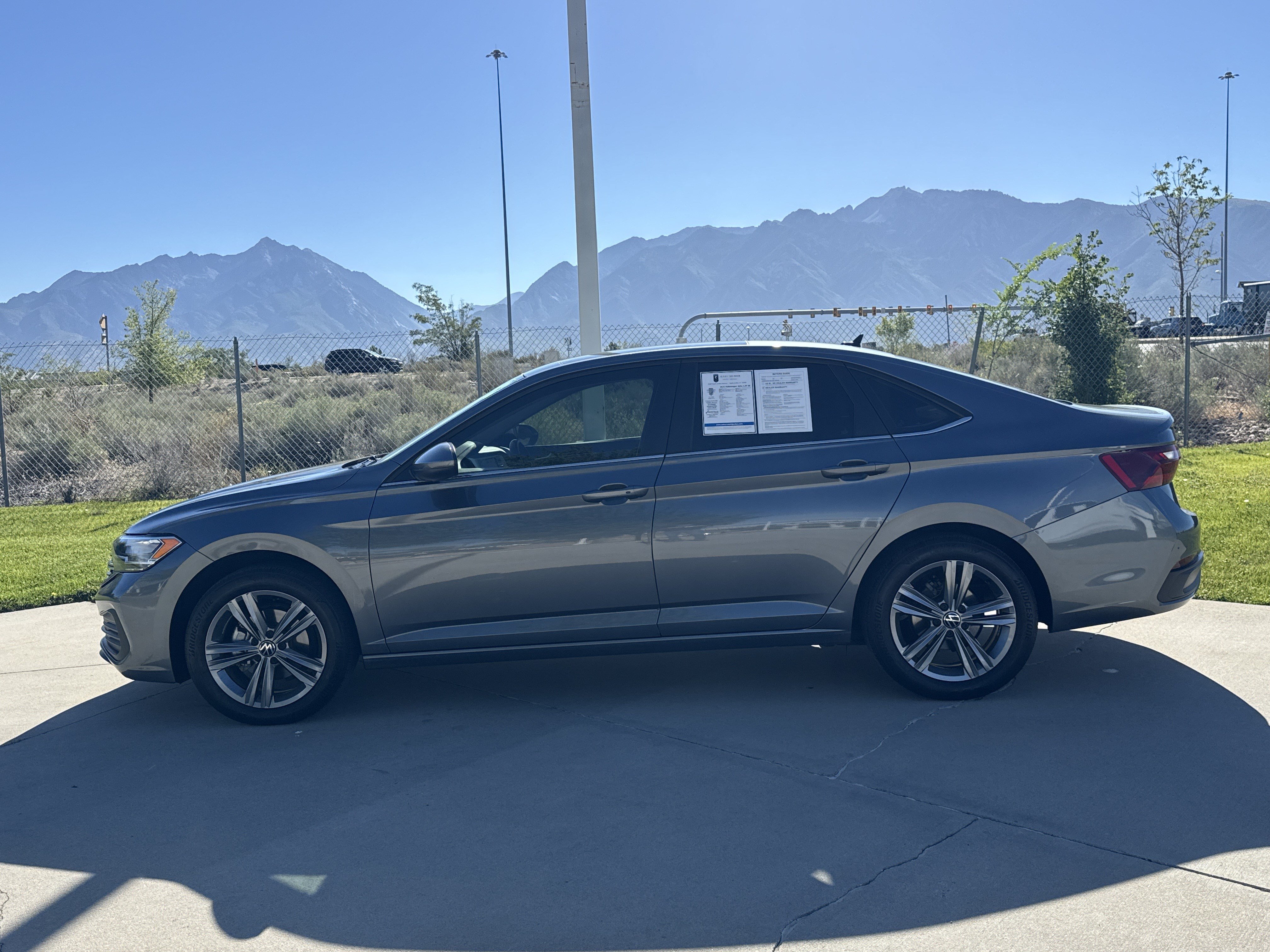 Used 2023 Volkswagen Jetta SE FWD image 2