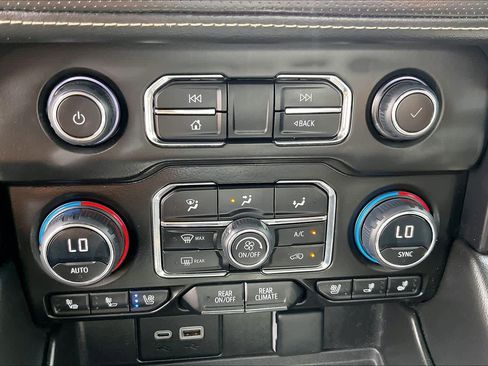 Used 2023 Chevrolet Suburban Premier image 33