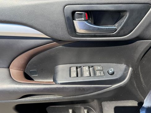 Used 2019 Toyota Highlander XLE AWD/4WD image 9