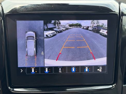 Used 2021 Chevrolet Traverse Premier FWD image 16
