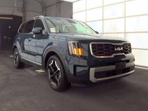 Used 2025 Kia Telluride S FWD image 3
