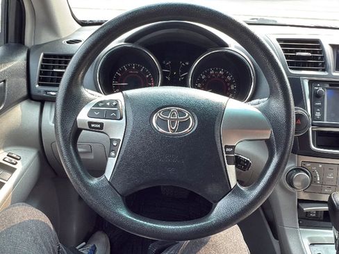Used 2013 Toyota Highlander SE image 10