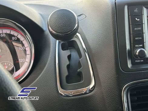 Used 2019 Dodge Grand Caravan SE w/ UConnect Hands-Free Group image 27