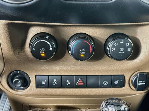 Used 2017 Jeep Wrangler Unlimited Sahara w/ Connectivity Group AWD/4WD image 19