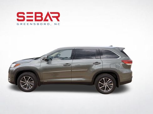 Used 2019 Toyota Highlander XLE AWD/4WD image 2