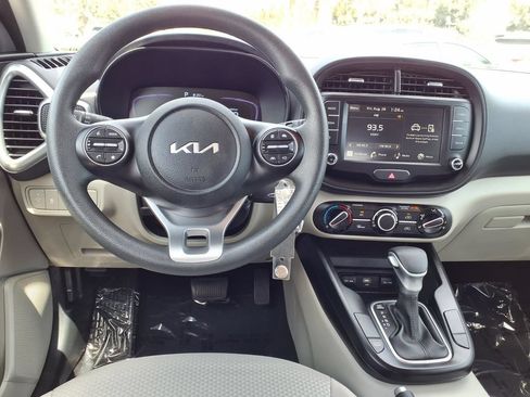 Certified 2025 Kia Soul LX w/ LX Technology Package FWD image 9