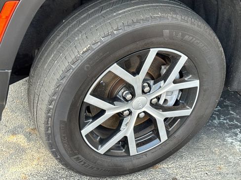 Used 2023 Jeep Grand Cherokee L Limited AWD/4WD image 9
