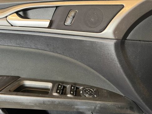 Used 2020 Ford Fusion SE FWD image 19