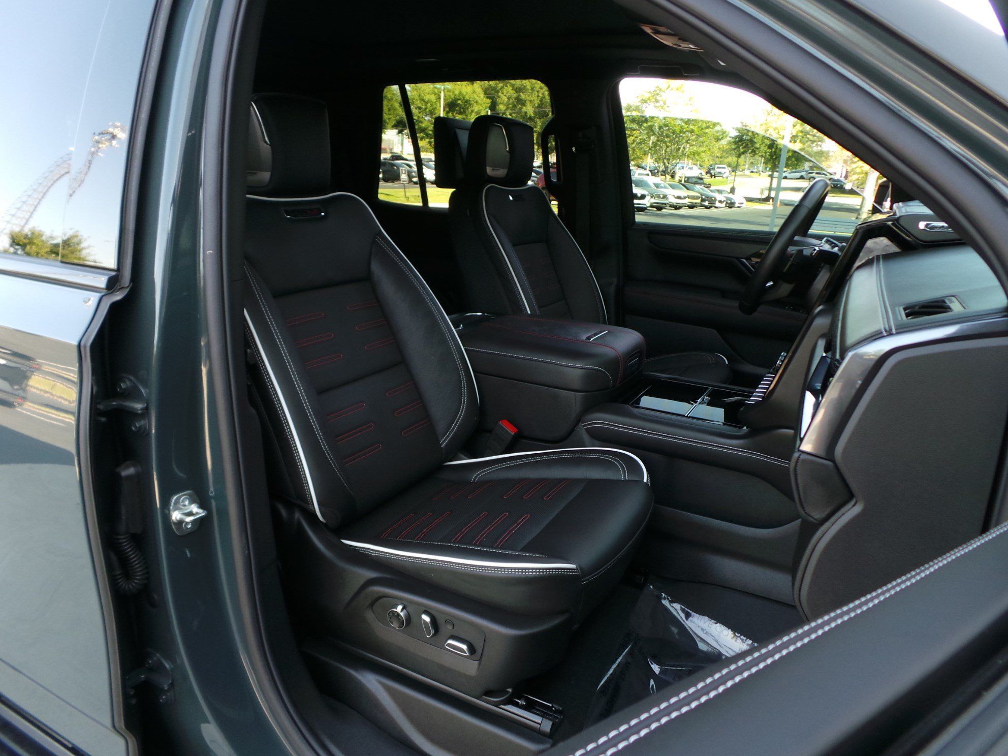 Used 2025 GMC Yukon AT4 Ultimate w/ LPO, Floor Liner Package AWD/4WD image 22