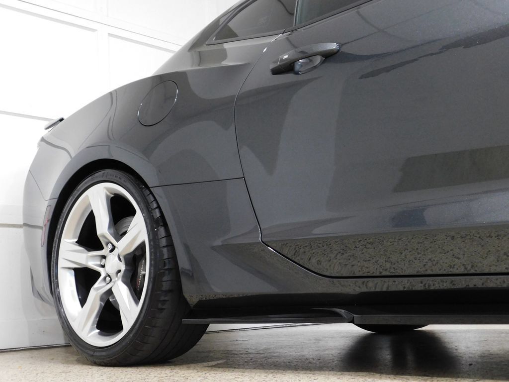 Used 2018 Chevrolet Camaro SS RWD image 9