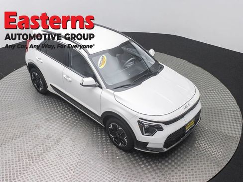 Used 2023 Kia Niro Wind w/ Wind Preserve Package FWD image 3