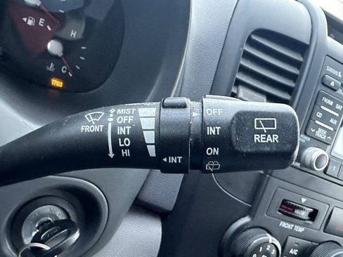 Used 2010 Kia Sedona LX image 24