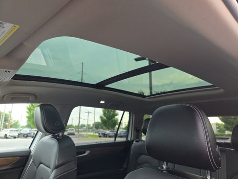 Used 2024 Volkswagen Atlas SE w/ Panoramic Sunroof Package AWD/4WD image 15